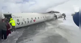 A aeronave, que realizava o voo de Minneapolis para Toronto, acabou capotando na pista, ficando de barriga para cima.