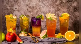 Confira 10 receitas de drinks não alcoólicos para você preparar em casa e curtir a festa sem preocupação.