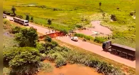 A rodovia se rompeu junto com um bueiro, na altura do km 167, devido à tempestade que provocou uma onda de estragos