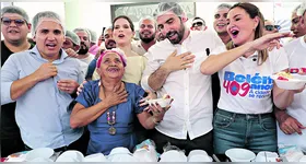 Após celebração com o prefeito Igor Normando e a vice-governadora, Hana Ghassan, o bolo foi distribuído de maneira ordenada para a população presente no Ver-o-Peso.