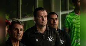 Eudes Pedro (esquerda) e Daniel Paulista (centro) no comando técnico do CRB