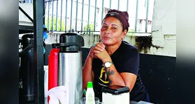 A autônoma Kelly Silva, de 52 anos, trabalha há 10 anos com a venda de café da manhã na travessa Perebebuí com a avenida Almirante Barroso.