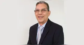 Dr. Raimundo é médico graduado pela Universidade Federal do Pará (1972) e especialista em infectologia pela Sociedade Brasileira de Infectologia. Ele é professor titular aposentado, Doutor Honoris Causa pela Universidade do Estado do Pará, sócio fundador e ex-presidente da Sociedade Paraense de Infectologia.