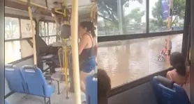 Imagem ilustrativa da notícia Ônibus fica ilhado e passageiros precisam ser resgatados após maré alta