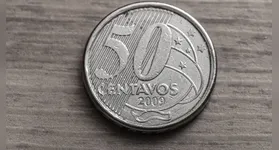 O erro mais valorizado na moeda de 50 centavos de 2002 é o reverso horizontal para a esquerda.