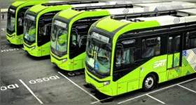 Os ônibus elétricos possuem tecnologia sustentável, com zero emissão de gases poluentes, ar-condicionado e Wi-Fi