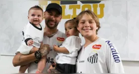 Neymar ao lado dos 3 filhos