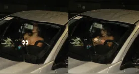 A musa foi flagrada trocando de roupa dentro do carro