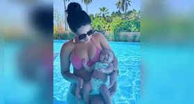 Graciele no primeiro banho de piscina da pequena Clara, de 2 meses