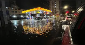 Cruzamento entre Mundurucus e Alcindo Cacela virou um rio após as chuvas do final da tarde desta sexta-feira (17)