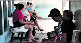 Parentes de pacientes atendidos em Ananindeua relatam que esperam até 6 meses por uma consulta e que a rotatividade de profissionais prejudica o acompanhamento dos casos.