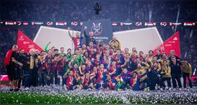 Jogadores do Barcelona comemoram a conquista da Supercopa da Espanha com direito a goleada sobre o maior rival.