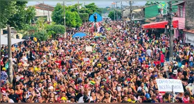 Golpe do beijo distrai a vítima para furtá-la durante os bloquinhos de Carnaval.