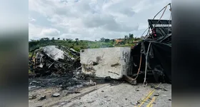 Uma colisão aconteceu entre um ônibus, uma carreta e um veículo de passeio, no km 286, próximo ao distrito de Lajinha.