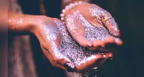 Após a remoção do glitter, é preciso lavar o rosto com gel ou sabonete de limpeza