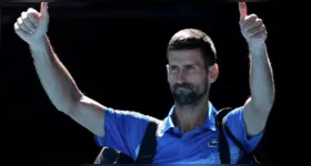 Sofrendo com dores musculares, Djokovic abandona semifinal do Australian Open sob vaias dos torcedores.