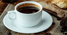 Cafezinho mais caro! Com a alta no custo do grão, especialistas alertam que novos reajustes devem chegar às prateleiras nos próximos meses.