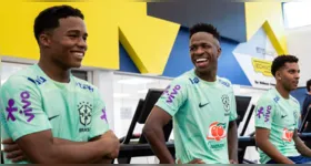 Endrick, Vini Jr e Rodrigo durante treino físico na Seleção Brasileira.