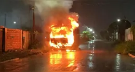 Desde segunda-feira (13), cerca de 20 ônibus, incluindo veículos escolares, foram incendiados por pessoas ligadas a grupos criminosos, segundo a PMRO.