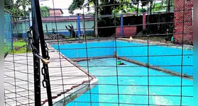 A piscina utilizada nas terapias dos pacientes em Ananindeua está vazia e estaria passando por reformas.