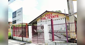 Valor da reforma é de cerca de R$ 800 mil, no entanto os trabalhos no local estão lentos. Abaixo, Jennyfer Alcântara, mãe de duas alunas da escola.