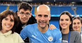 Pep Guardiola e Cristina Serra ao lado dos três filhos do casal.