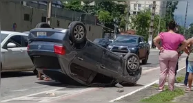 O carro ficou no meio da Avenida.