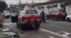 Os assaltantes colidiram com uma viatura da Polícia Militar durante a ação criminosa.