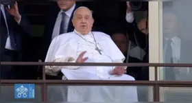 O Papa Francisco recebeu alta neste domingo (23) e acenou para os fiéis.