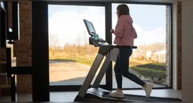 Praticar a corrida em esteira pode ser mais confortável e uma boa maneira de manter os exercícios diários.