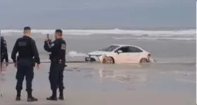 Um carro foi rebocado após ser engolido pelo mar em Salinópolis.