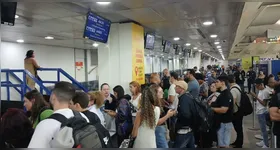 Passageiros aguardam voos no aeroporto de Belém.