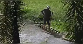 Um homem foi detido tentando furtar um banco da Praça Brasil, em Belém. A Guarda Municipal agiu rapidamente para evitar o crime.