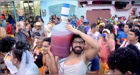 Independente do tamanho da garrafa, a bebida é figurinha carimbada no carnaval bragantino