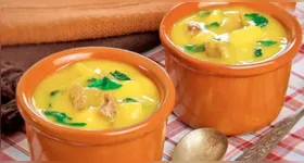 Sopa de mandioquinha com carne agrião.