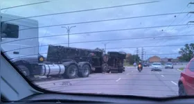 Carreta tombou em mesma curva com carga de tomates foi espalhada no ano passado após sinistro semelhante