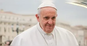 O Vaticano informou que “a condição do Santo Padre continua a ser considerada crítica” e que “o Papa não está livre de perigo”.