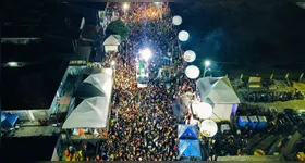 Blocos, desfiles de escola de samba e trios elétricos agitam o carnaval nos distritos de Belém.