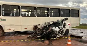 O adolescente colidiu frontalmente com um ônibus e ficou preso nas ferragens.