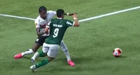 Imagem mostra Vitor Roque (Palmeiras) caindo antes do contato com Arboleda (São Paulo).