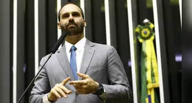 Deputado Federal Eduardo Bolsonaro pode ter o passaporte apreendido. PGR analisa pedidos.