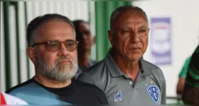 Márcio Fernandes (em segundo plano) pretende corrigir problemas defensivos do Paysandu antes do primeiro clássico do Parazão 2025.