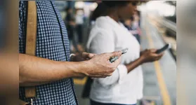 O uso excessivo do celular pode afetar a saúde mental, causando estresse, ansiedade e até depressão.