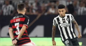 Igor Jesus, atacante do Botafogo, enfrenta a marcação do zagueiro Léo Ortiz, do Flamengo.