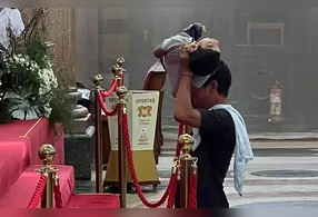 Foto de pai erguendo o filho aos pés do altar da Basílica de Nazaré viraliza.