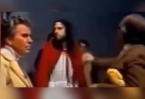 Um pastor acusou Inri Cristo de ser um "falso profeta" e caiu na porrada com ele ao vivo.