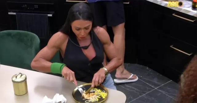 Imagem ilustrativa da notícia Fim do ovo? Gracyanne Barbosa é alertada ao comer frango cru