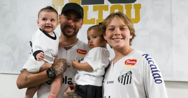 Imagem ilustrativa da notícia Neymar aparece pela 1ª vez com os três filhos e web reage