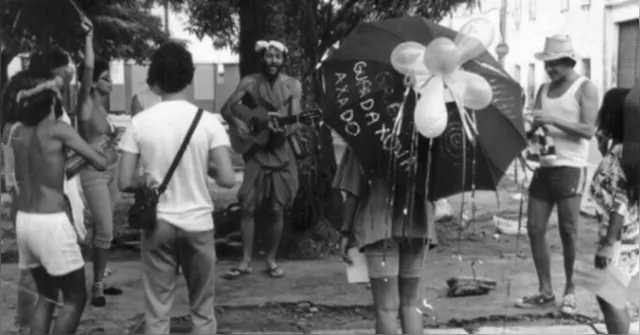 Imagem ilustrativa da notícia Bloco Guarda-Chuva Achado agita carnaval na Praça do Carmo