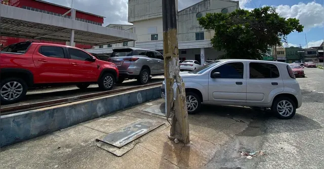 Imagem ilustrativa da notícia Poste com risco de queda deve ser trocado, diz concessionária 